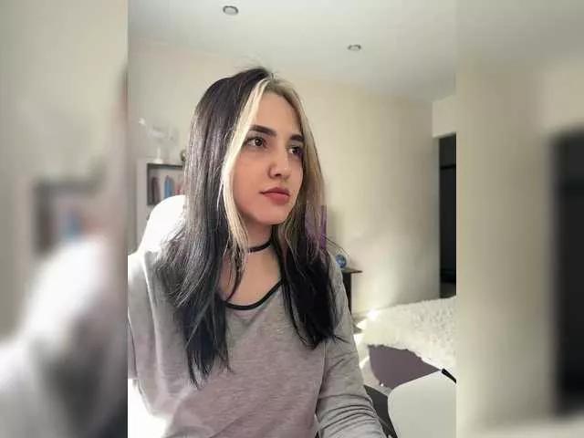 YoloLove from BongaCams