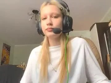 claudieparkins — GOAL: Biggest smile ever!3 Hi! i m Kris and this is my first stream :)  #new #cute #18 #shy #skinny [25 tokens remaining]