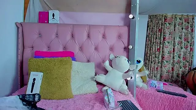 Emma_collins23 on StripChat