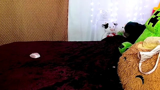 GamerGirlRoxyAndLee on StripChat