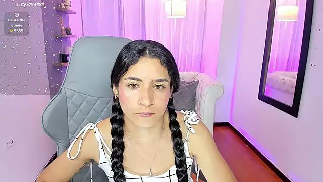 hanna_mils on StripChat 