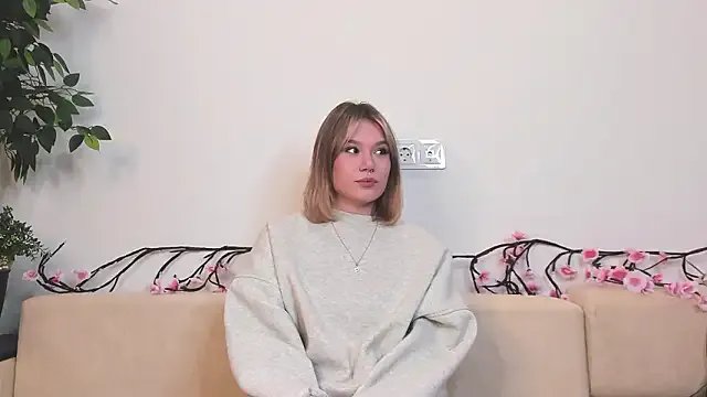 JonnaWalby — play with my feet on camera in cloth