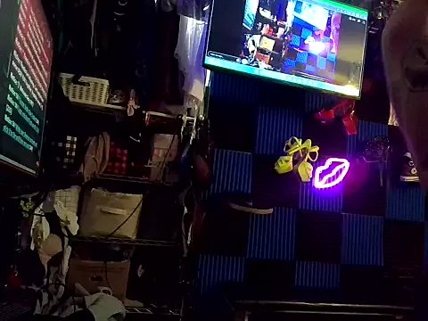 KRYZTALYNXXX on StripChat