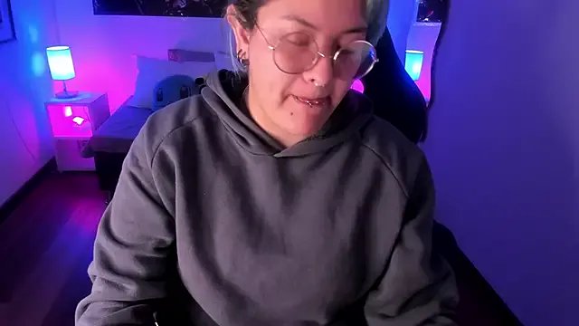 lucky-leah on StripChat