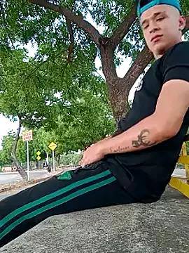outdoors11 on StripChat