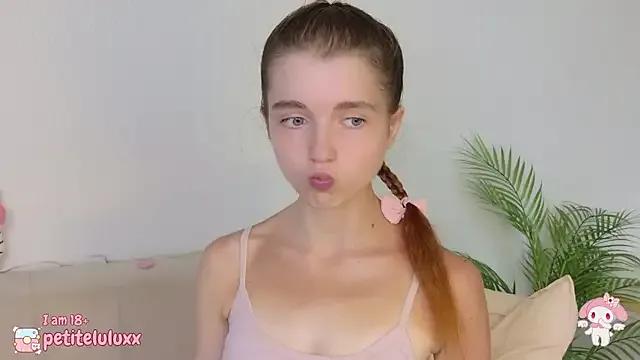 petiteluluxx on StripChat