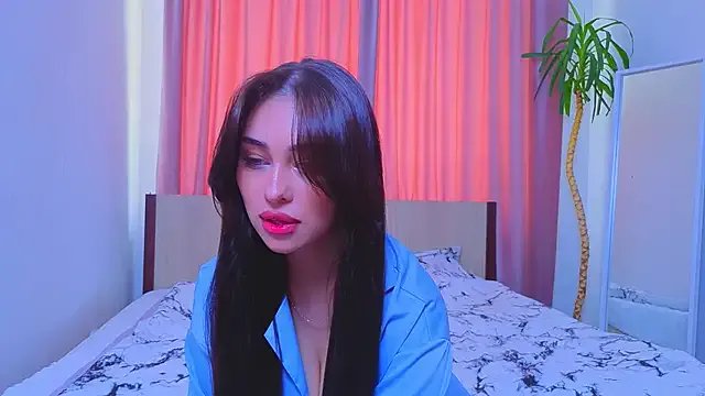 Sofia_Plump — bare  shoulders