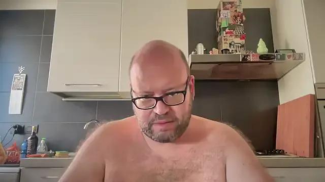 theitalianbear on StripChat