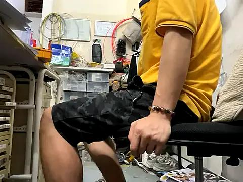 Weakofficeworker on StripChat